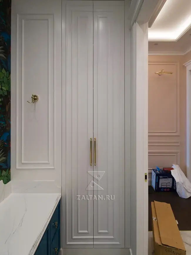 Белый распашной шкаф в санузел