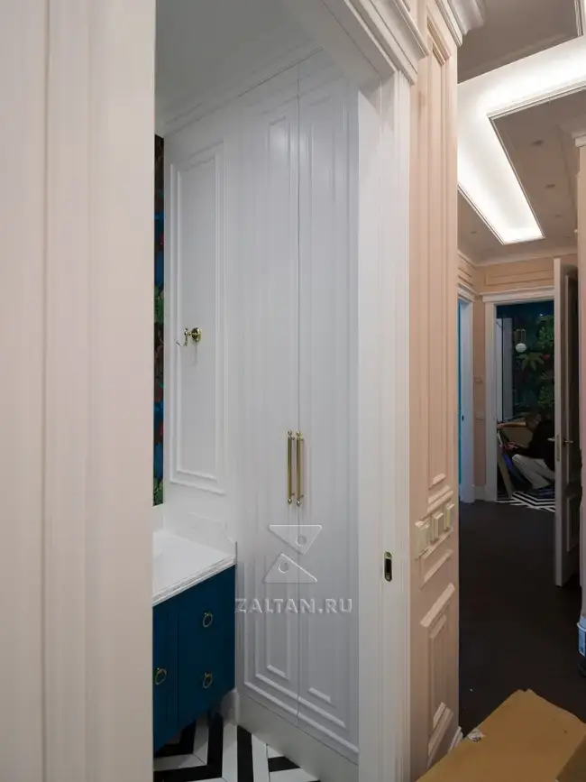 Шкаф в нишу в ванной