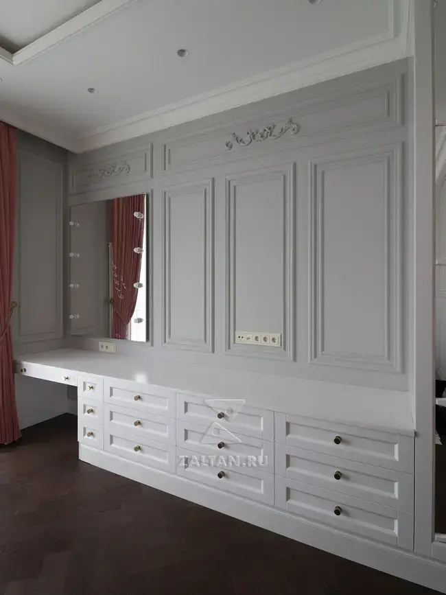 Комод и туалетный столик с зеркалом