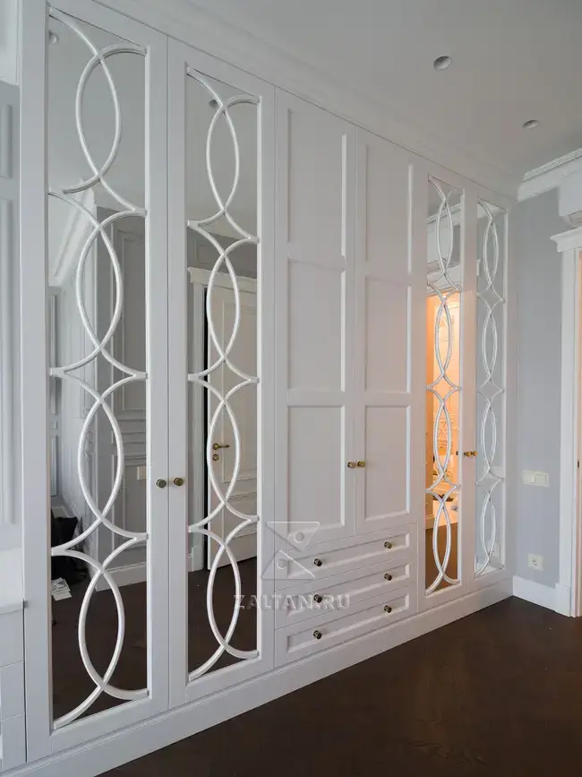 Шкаф с декоративной раскладкой