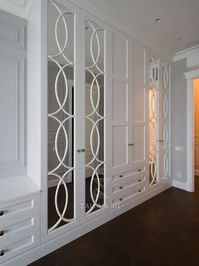 Шкаф с зеркальными дверьми