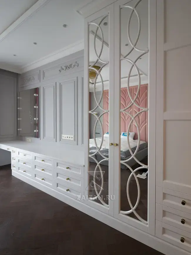 Шкаф в спальне с зеркалом