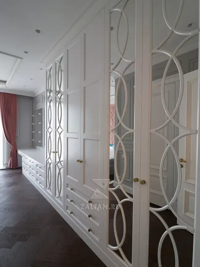 Шкаф в спальню неоклассика