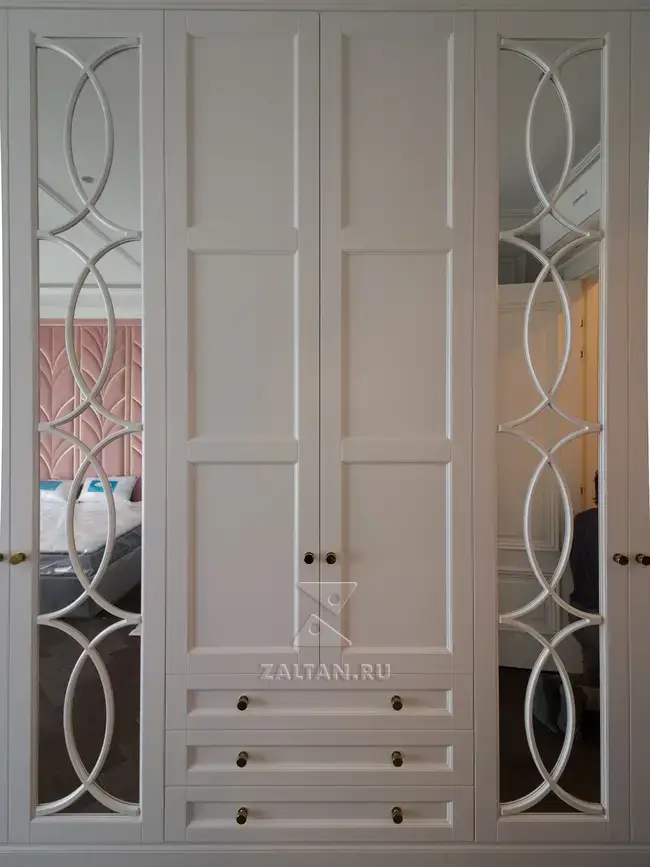 Зеркала с фигурной накладкой