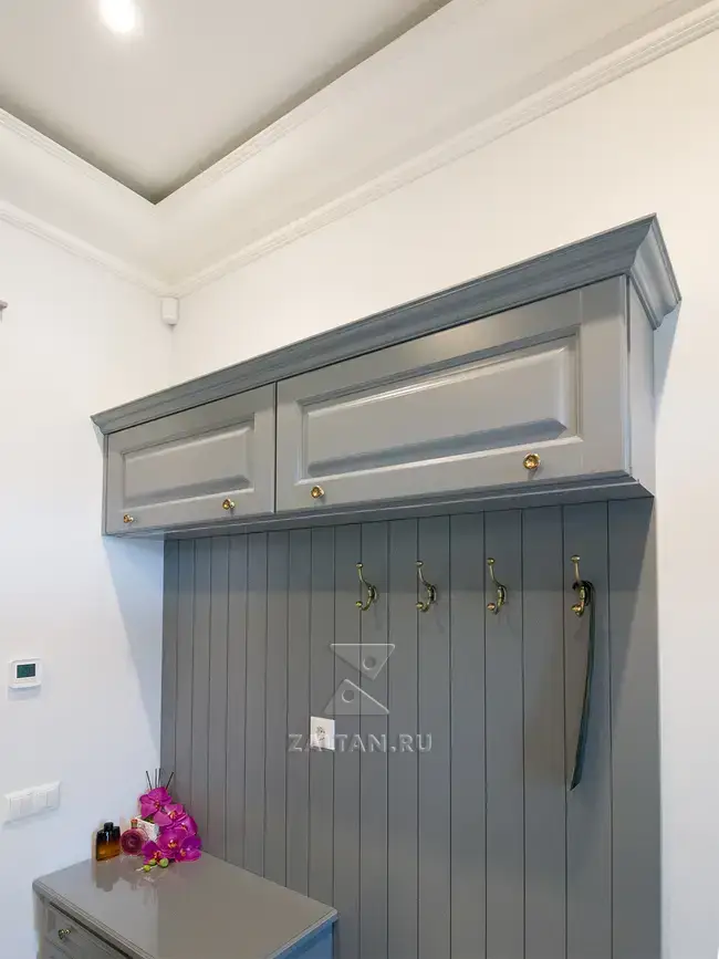 Антресольные шкафы в прихожей