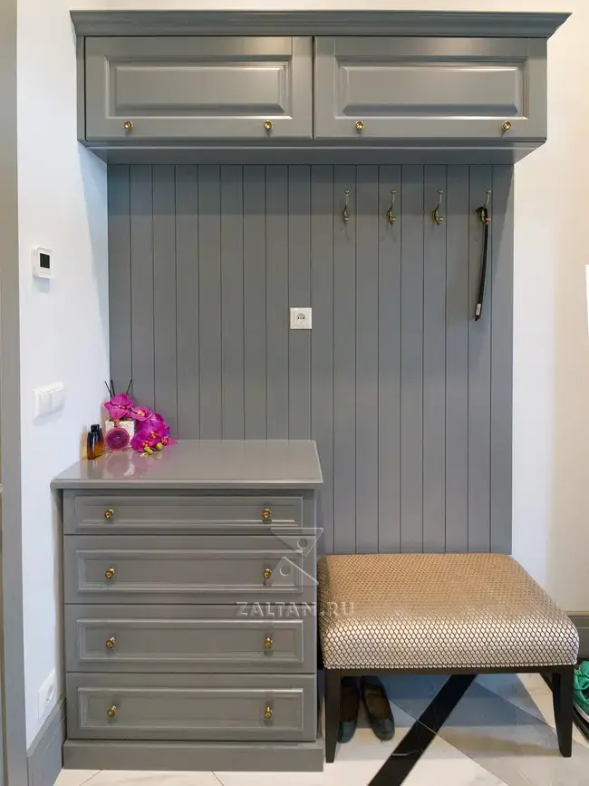 Открытая прихожая с банкеткой