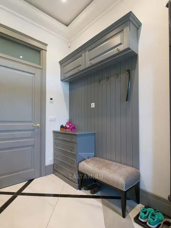 Открытая прихожая с комодом