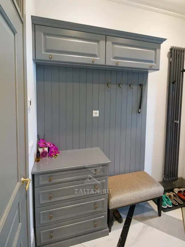Серая прихожая в эмали