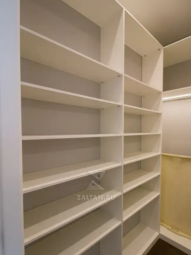 Белые стеллажи в гардеробной