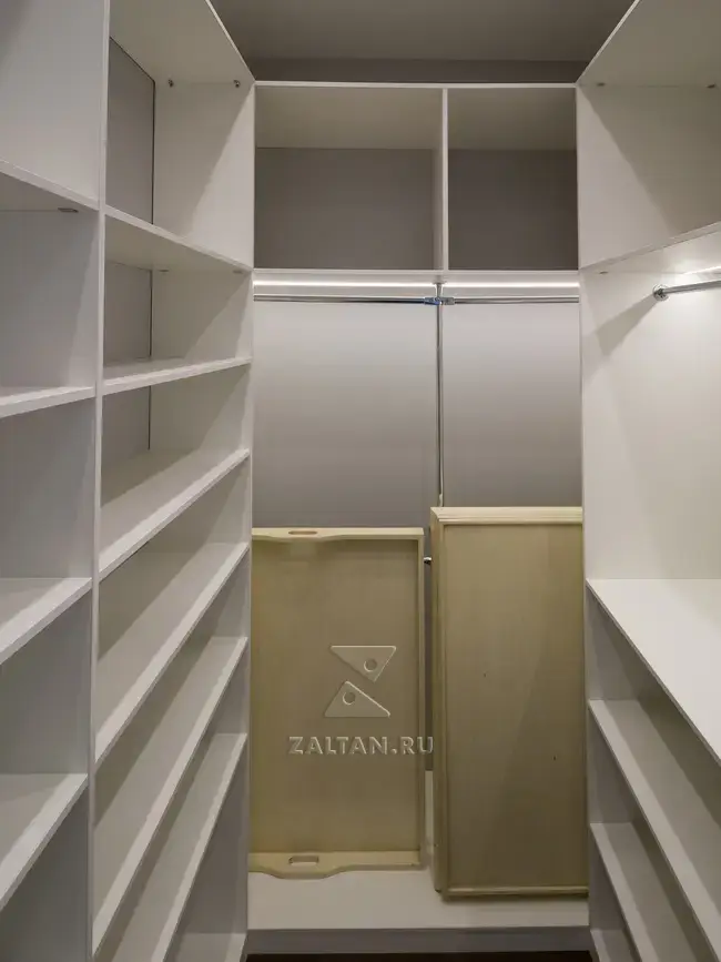П-образная гардеробная комната