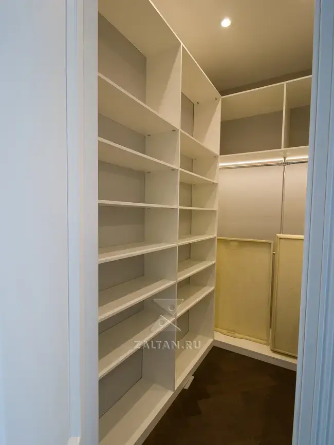 Полки в гардеробной комнате