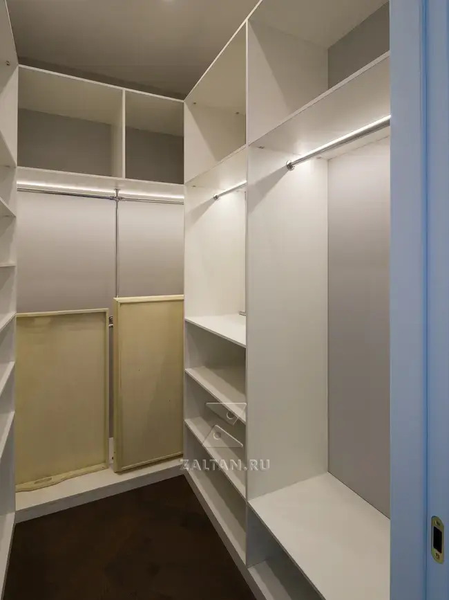 Шкаф с подсветкой в гардеробной