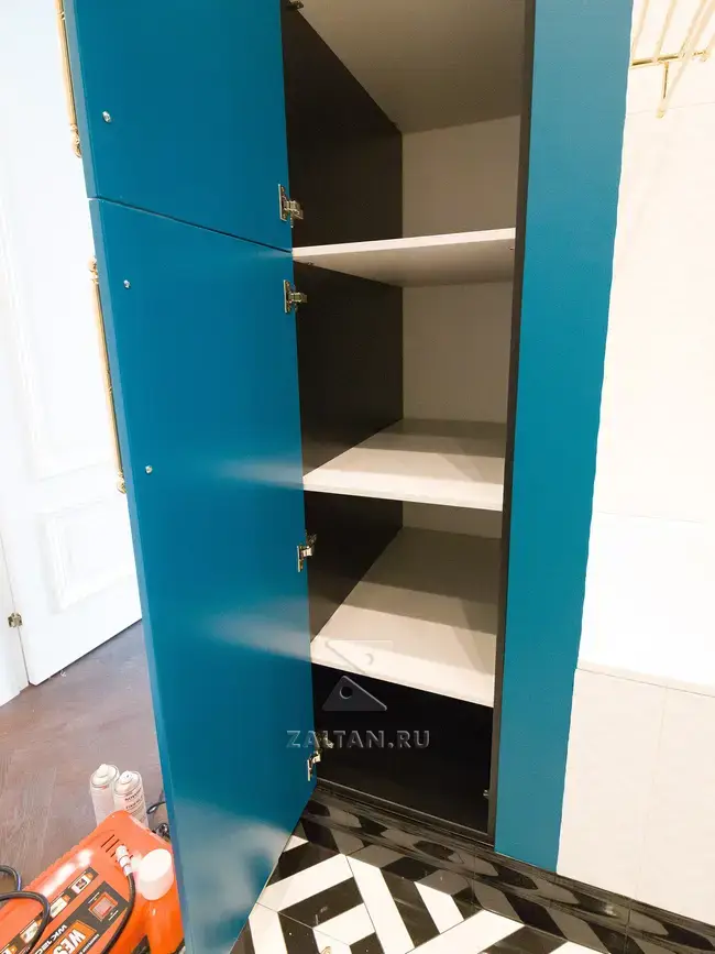 Шкаф в нише с полками