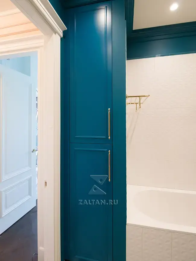 Шкаф в нише в ванной