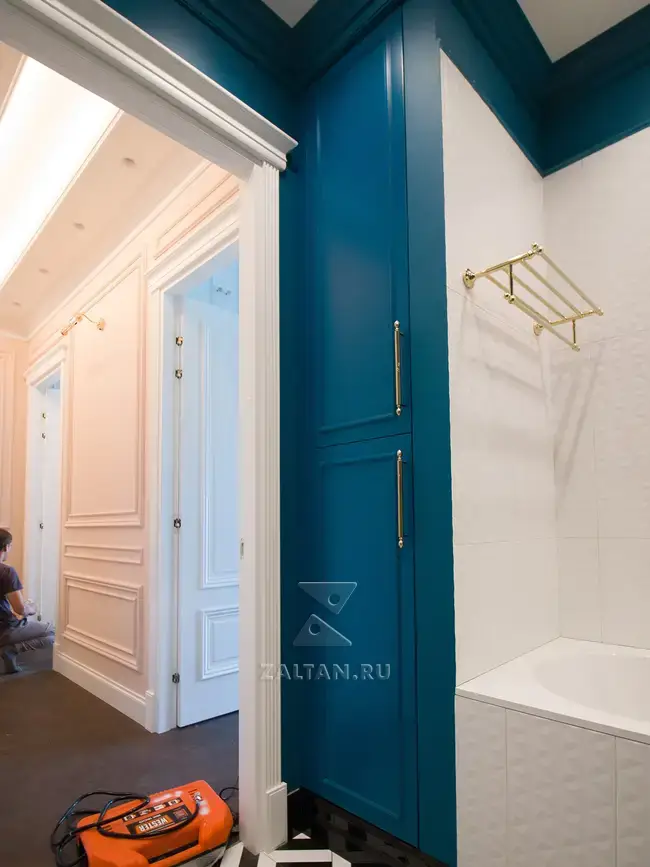 Синий встроенный шкаф