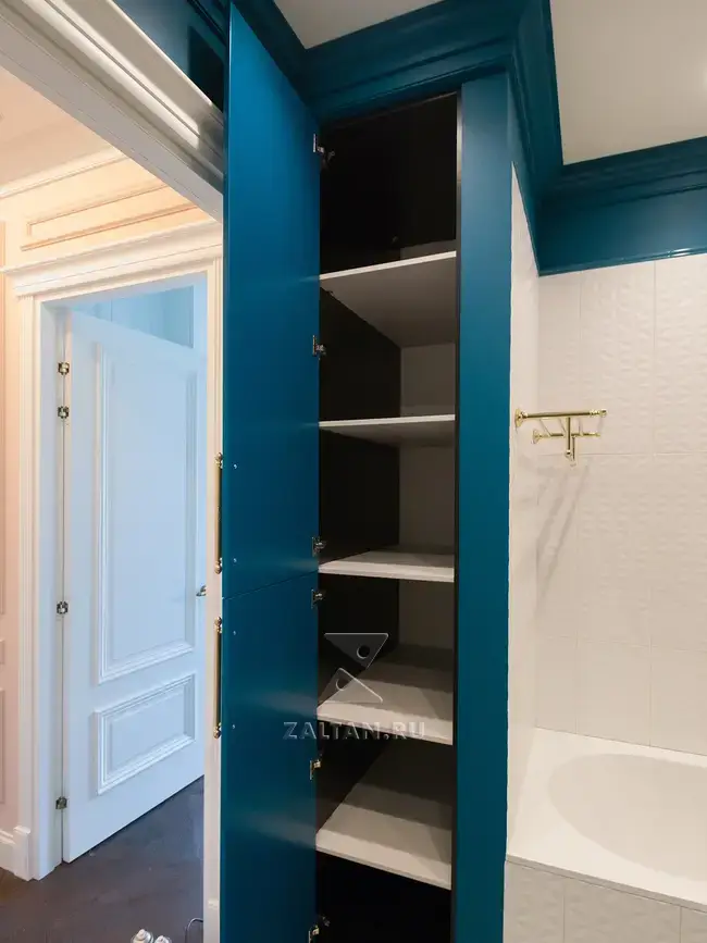 Встроенный шкаф с полками