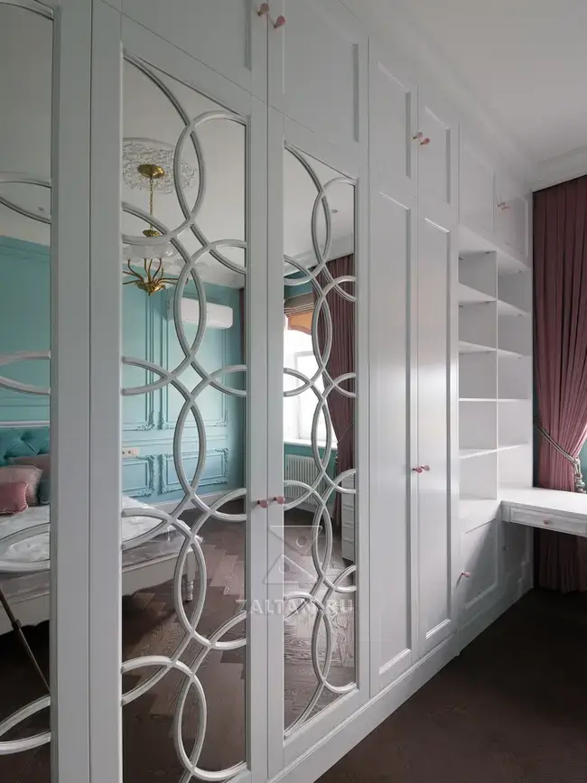 Распашной шкаф с зеркальными дверьми