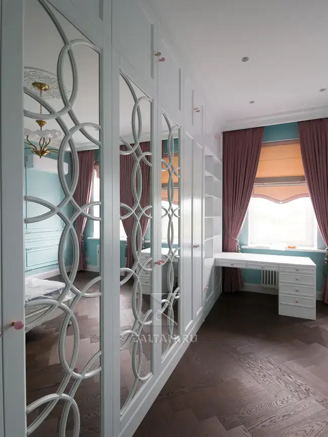 Зеркальный шкаф в спальню с рабочим местом