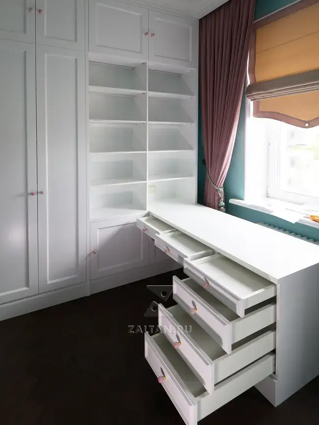 Множество выдвижных ящиков