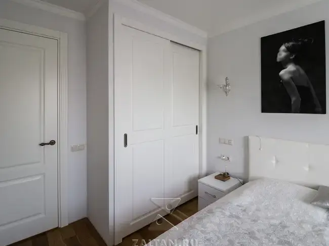 Шкаф-купе в спальне у кровати