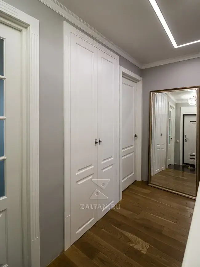 Белый шкаф в коридор