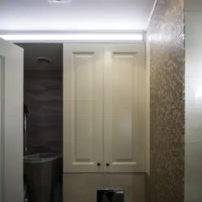 Шкаф над инсталяцией в ванной