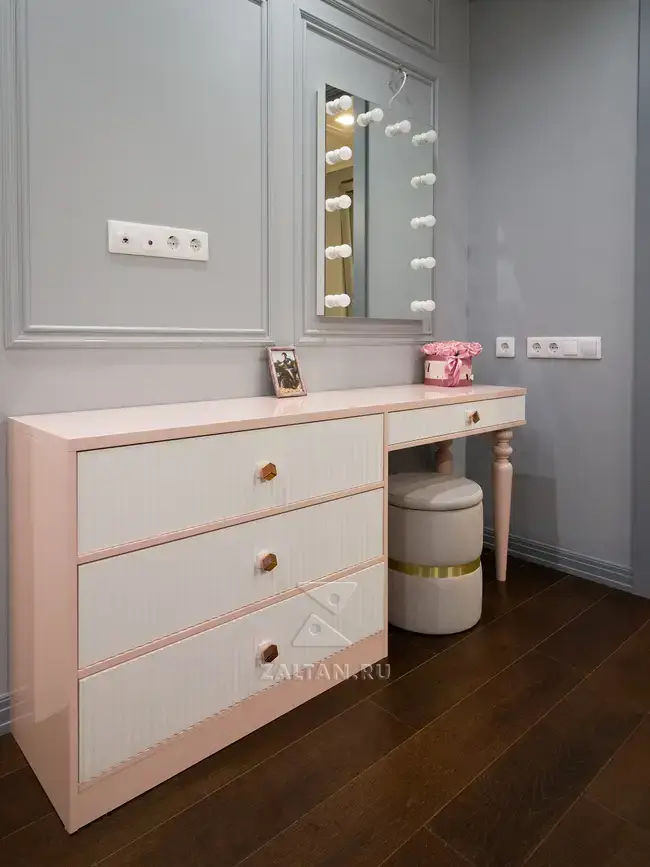 Комод совмещёный с макияжным столом