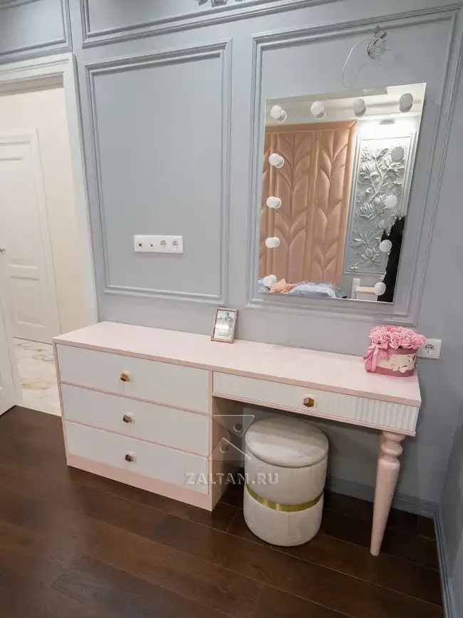 Макияжный столик в детской