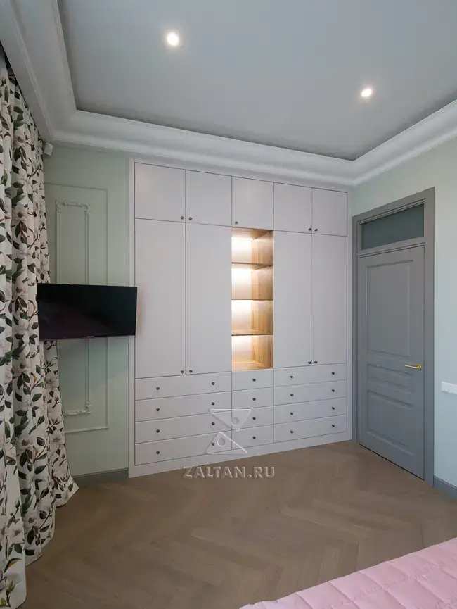 Большой встроенный шкаф в спальню
