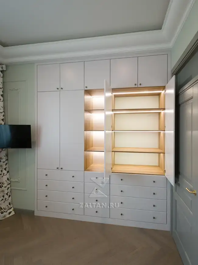 Шкаф с распашными дверцами