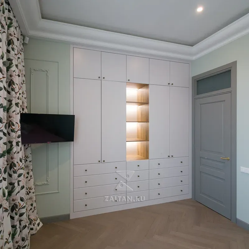 Большой встроенный шкаф в спальню