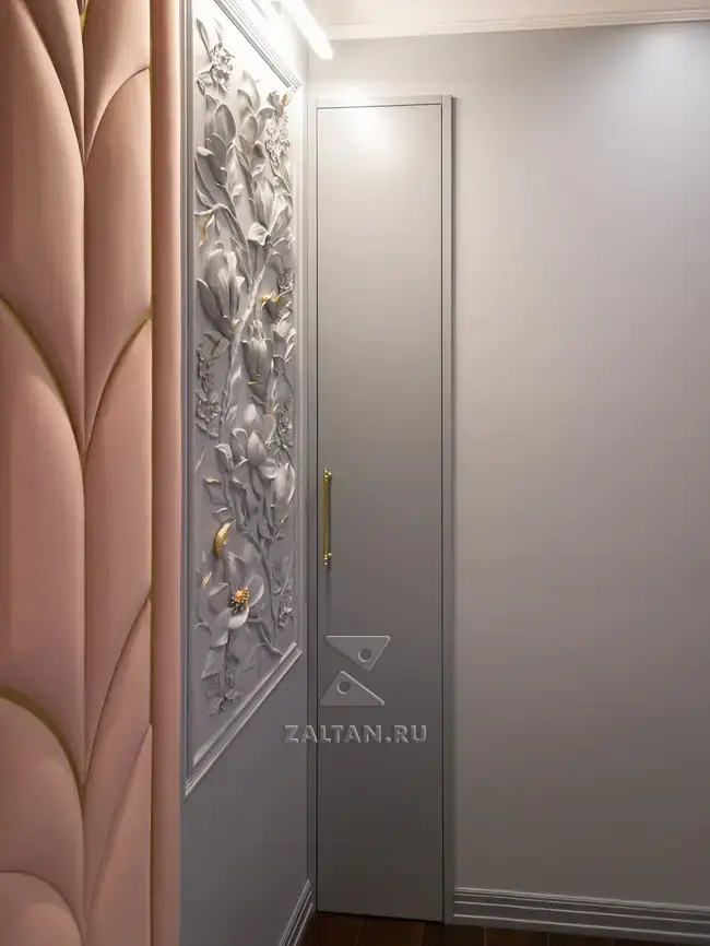 Распашной шкаф в углу