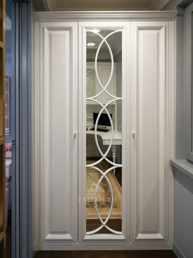 3-х дверный распашной шкаф