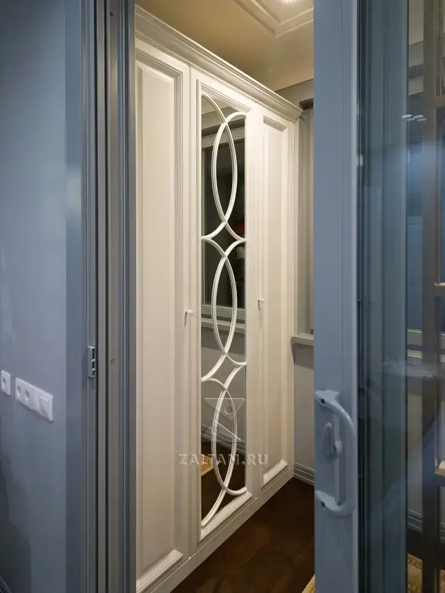 Шкаф с зеркальной дверцей