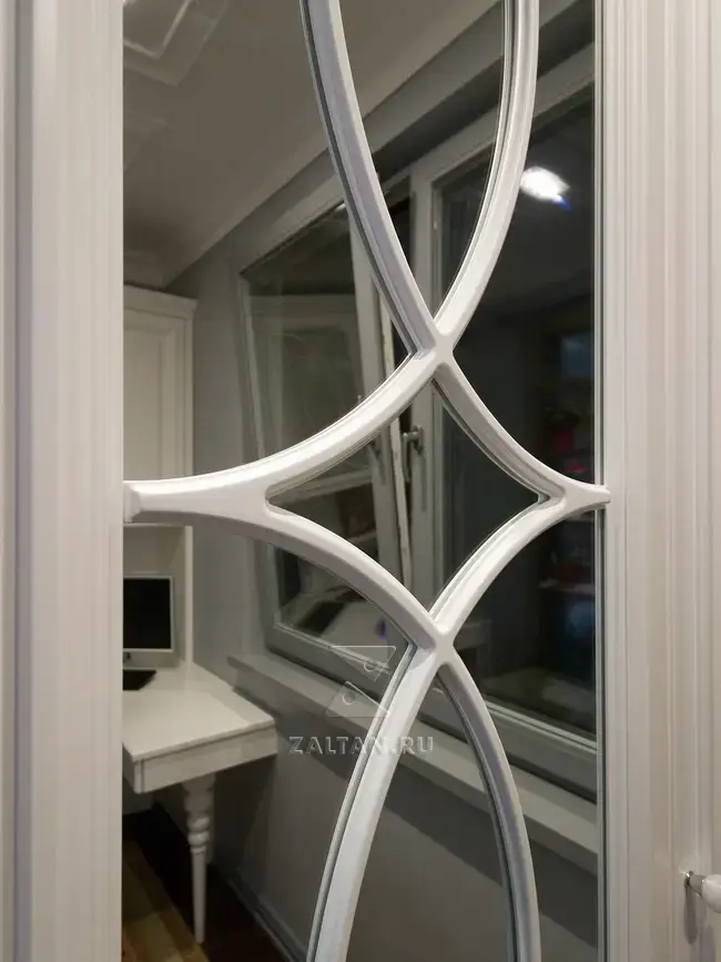 Зеркало с декоративной раскладкой