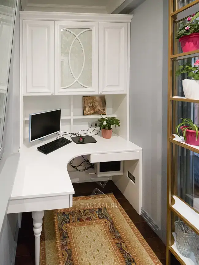 Стол и книжный шкаф