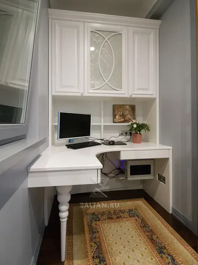 Стол на балконе у окна