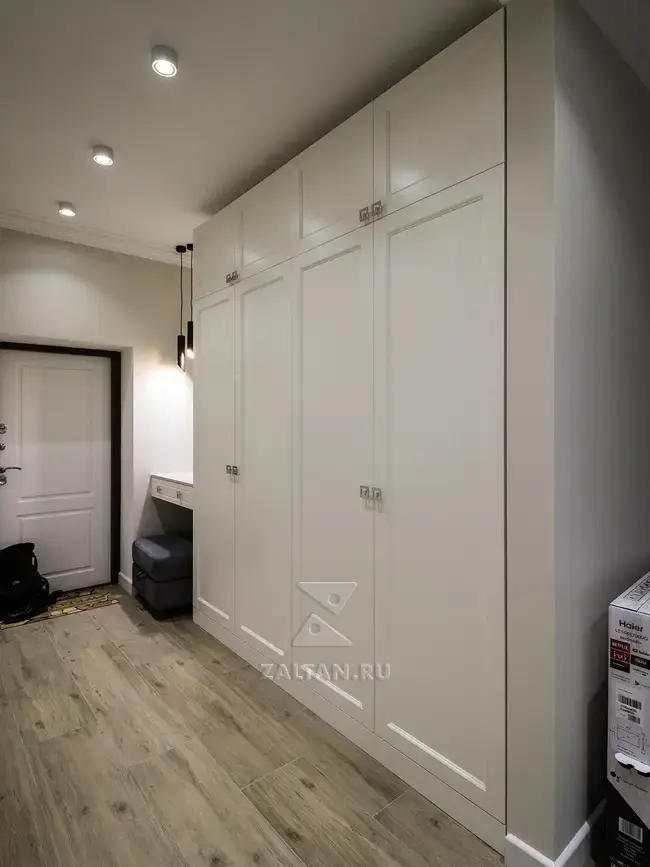Белый шкаф и тумба в прихожую