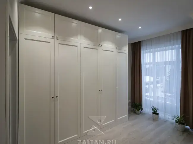 Большой распашной шкаф