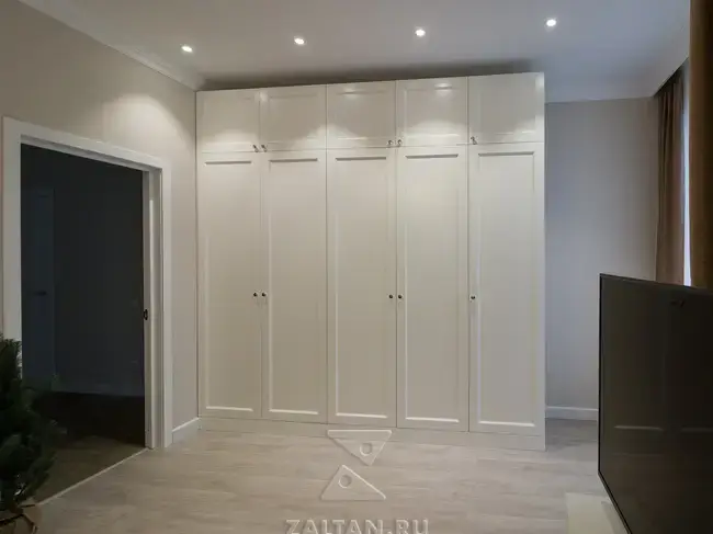 Распашной шкаф в комнате