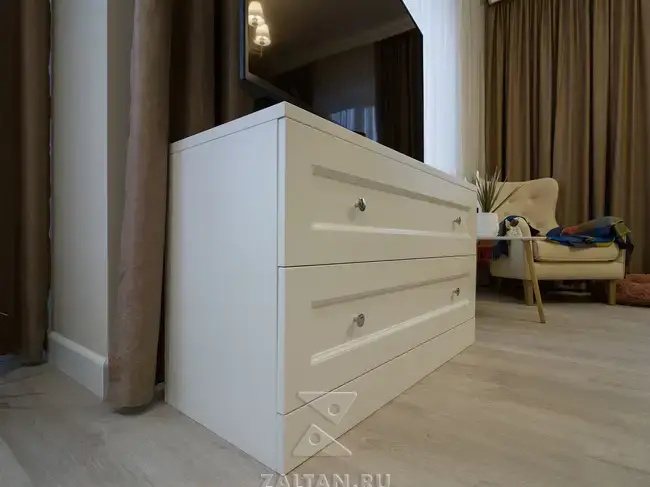 Белый классический комод