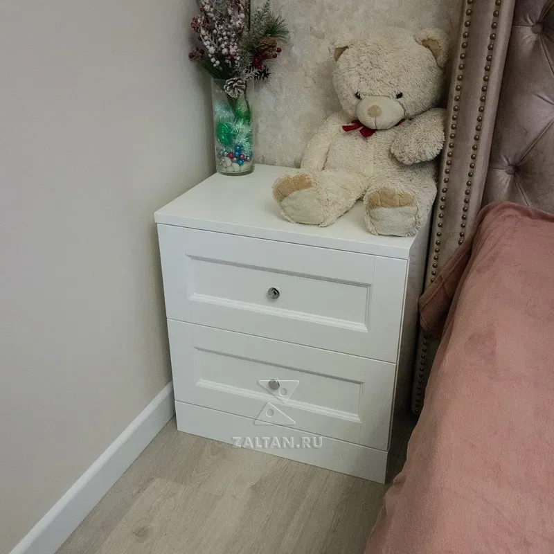 Белая тумбочка в спальню
