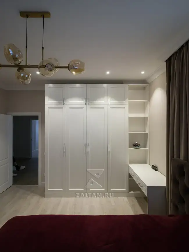 Белый распашной шкаф с полками