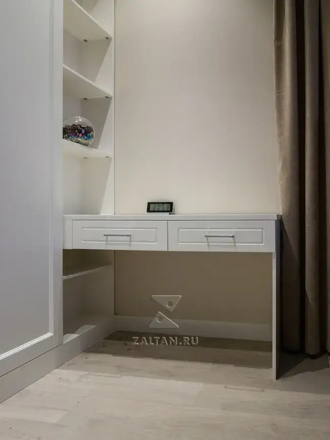 Рабочая зона в спальне