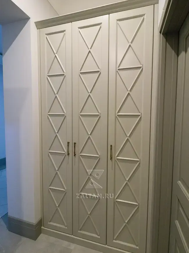 Серый шкаф их МДФ неоклассика