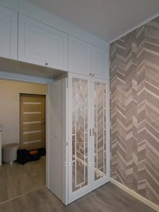 Белый шкаф в гостиной