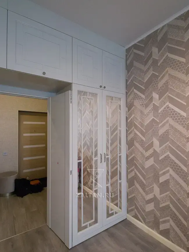 Распашные фасады с зеркалом