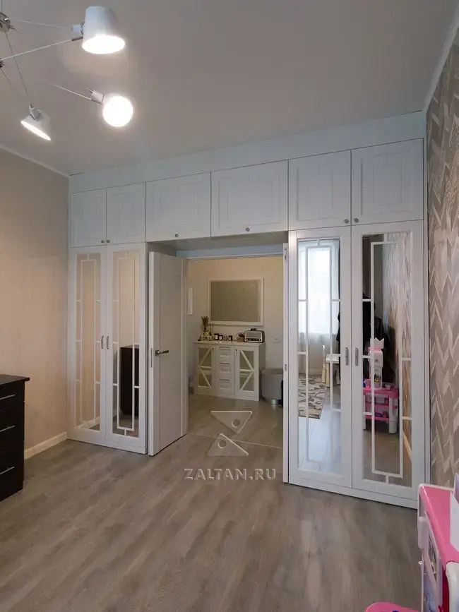 Зеркальный шкаф с раскладкой