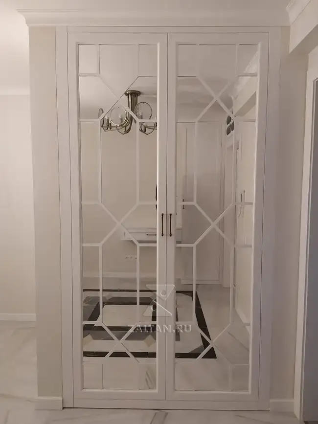 Распашной шкаф в прихожую