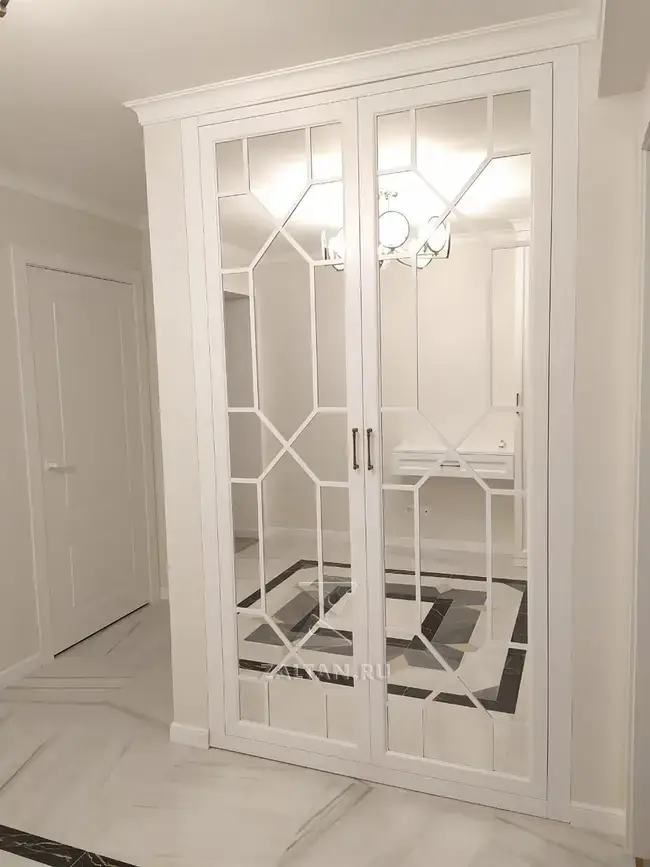 Шкаф в прихожую неоклассика